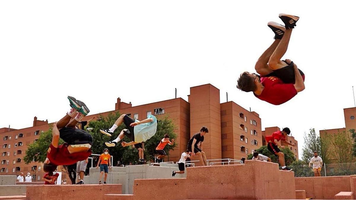 Un momento de la espectacular exhibición de parkour celebrada ayer en la inauguración de la instalación. | DANIEL MARCOS