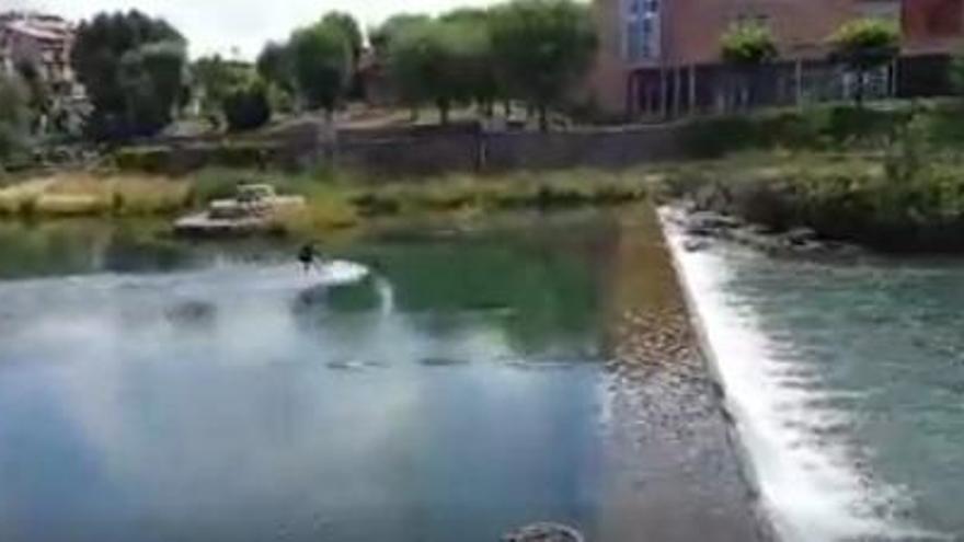 Moment del vídeo del surfista, a Gironella