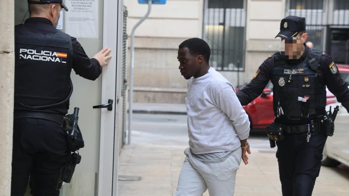 El acusado llega a la Audiencia de Alicante custodiado por la Policía. / PILAR CORTÉS