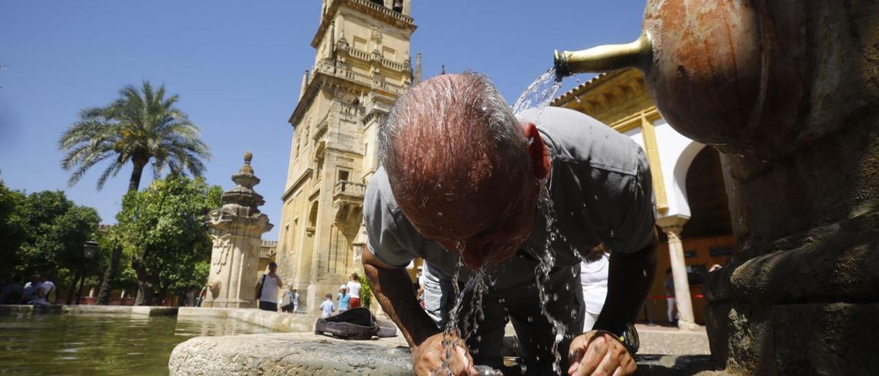 Un hombre mayor se refresca en el centro de Sevilla, el pasado domingo.