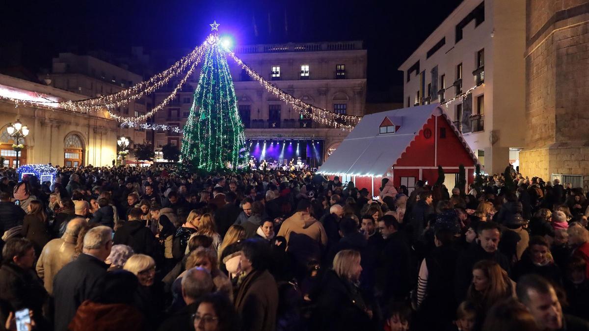 Numerosas personas acudieron al encendido de luces navideñas en Castelló
