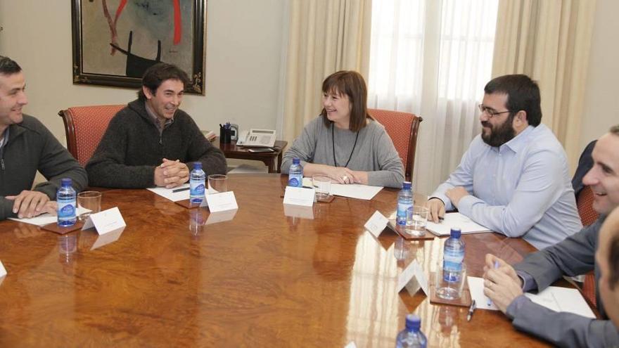 La presidenta, Francina Armengol, y el conseller Vicenç Vidal, con representantes agrarios.