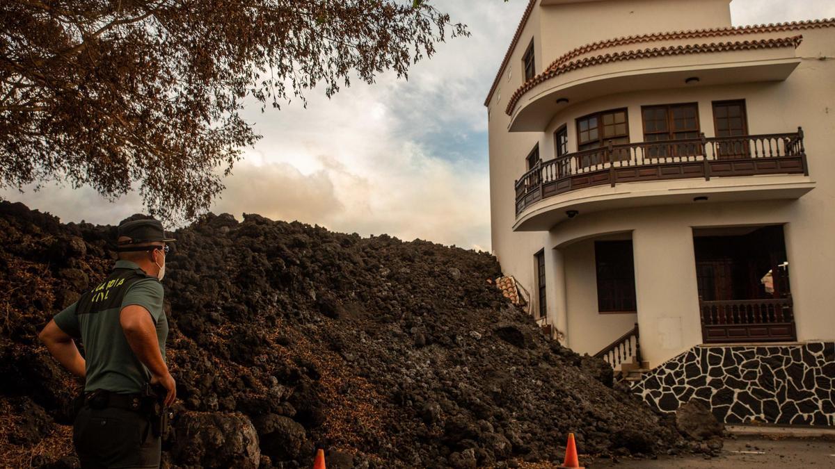 La lava del volcán de cumbre vieja llega a una casa del municipio de La Laguna.