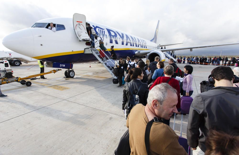 Llegada del primer vuelo entre Poznan y Castelló