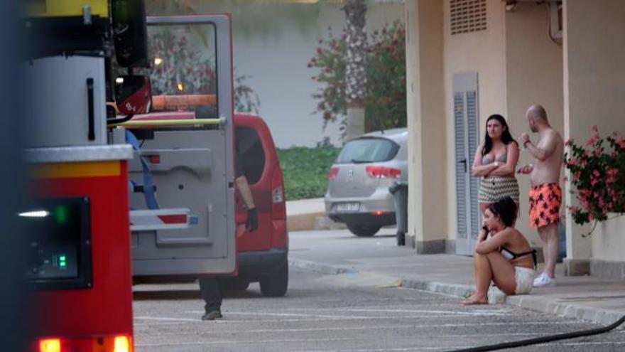 Das Hotel wurde evakuiert. Die Gäste warteten vor dem Tür, während die Feuerwehr löschte.