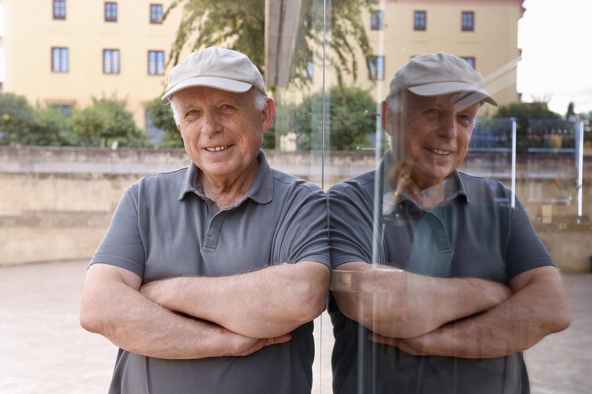 Dominique Roques, posa junto al CRV.