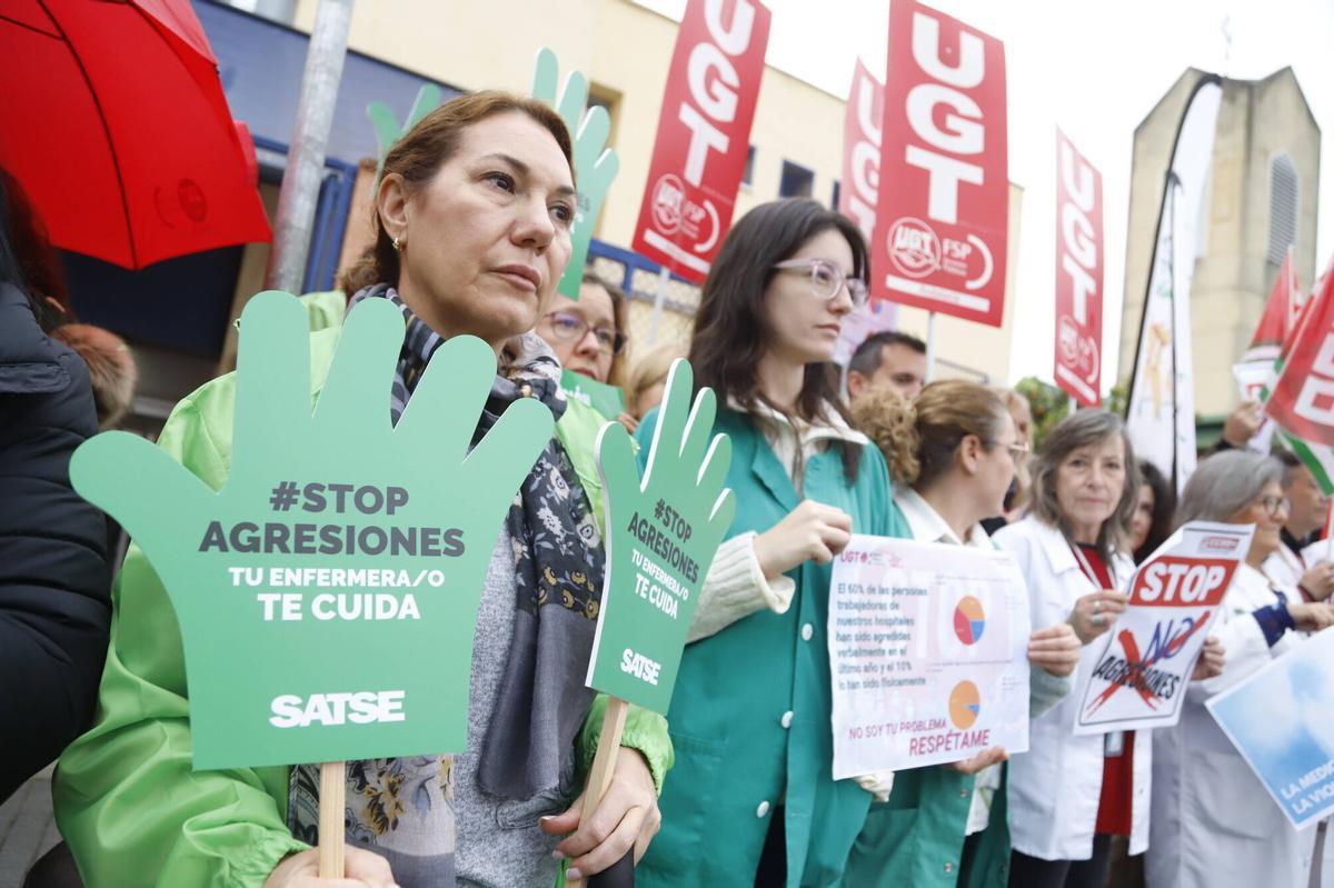 Profesionales de la sanidad se manifiestan en un centro de salud andaluz en contra de las agresiones a sanitarios.