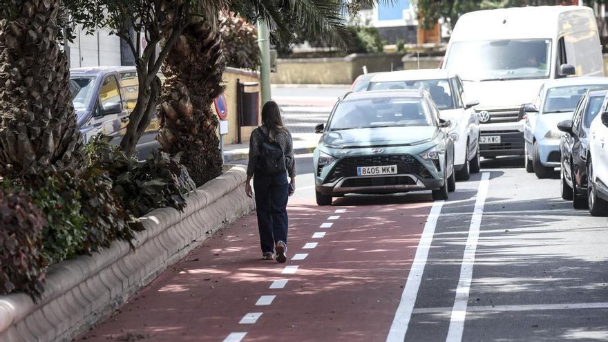 Los peatones se apropian del carril bici del Barranquillo Don Zoilo ante la falta de uso