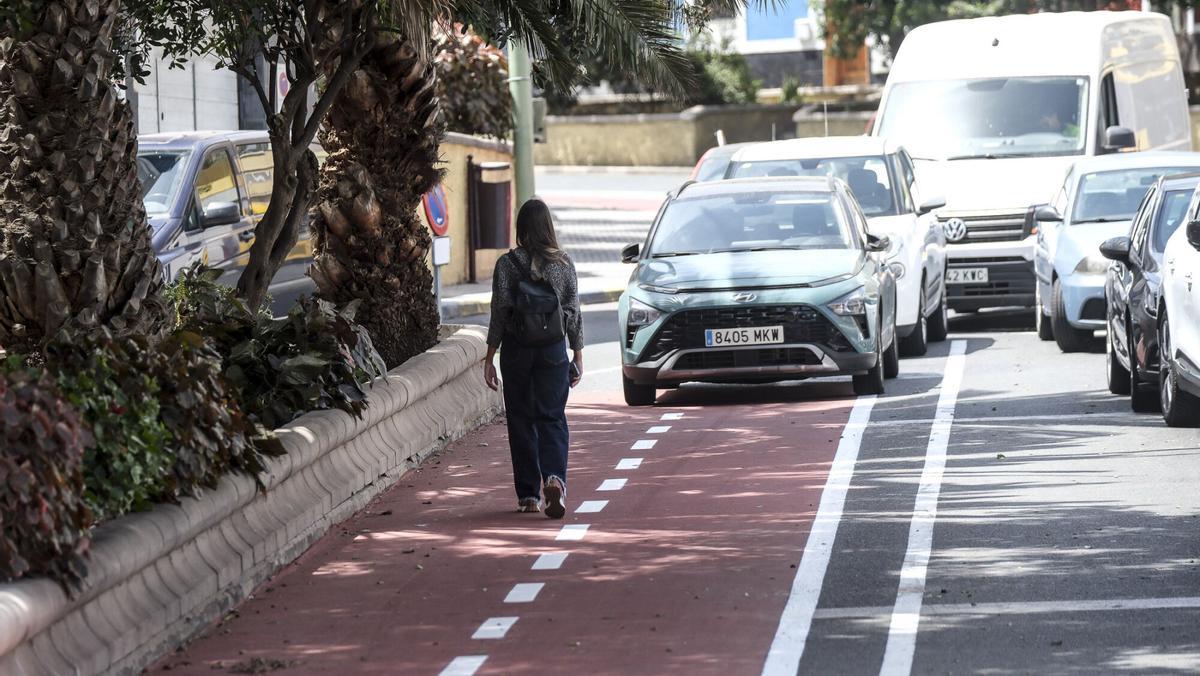 Una mujer camina por el carril bici del Barranquillo Don Zoilo.