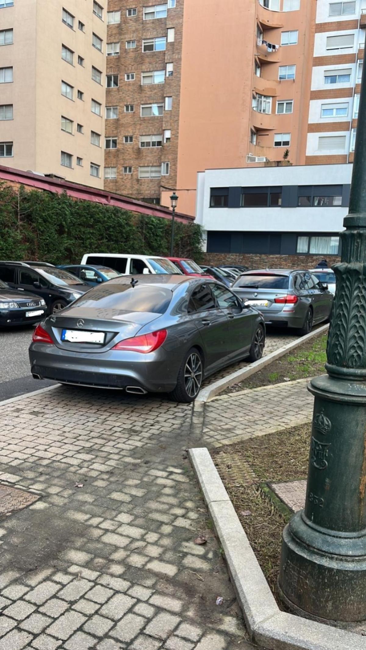 Vehículos estacionados en el callejón Yáñez el 1 de diciembre de 2023.
