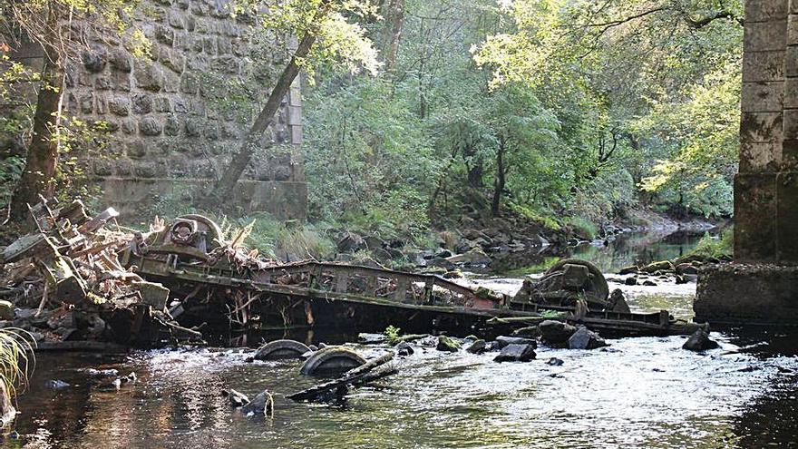 Restos férreos bajo el puente de Taboada.   | // DANIEL GONZÁLEZ ALÉN