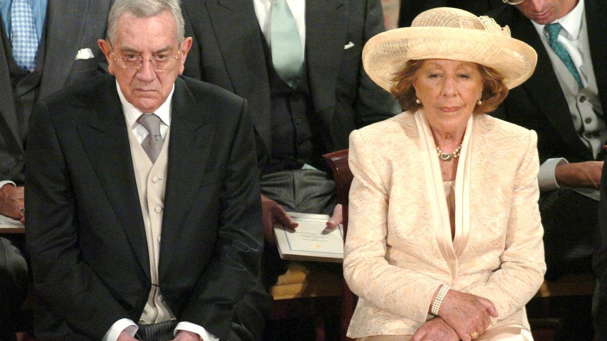 Los abuelos paternos de Letizia Ortiz, José Luis Ortiz y Menchu Alvarez, durante la Boda Real del Príncipe Felipe y su nieta, celebrada en la Catedral de la Almudena. 