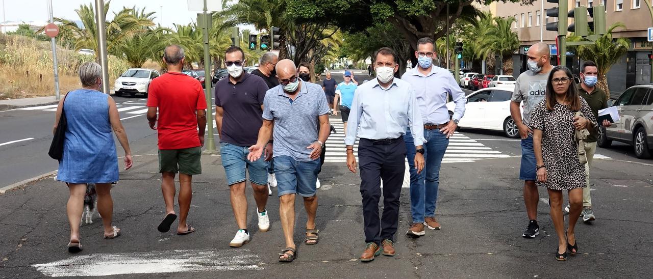 Visita de los representantes municipales a la avenida Los Majuelos.