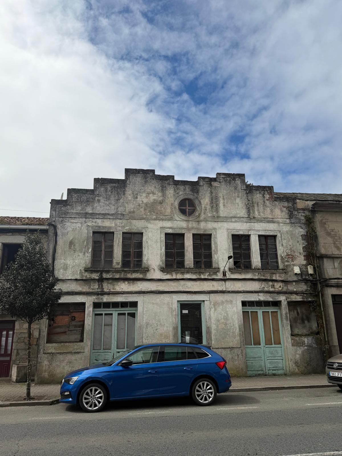 Edificio del antiguo cine de Teixeiro.