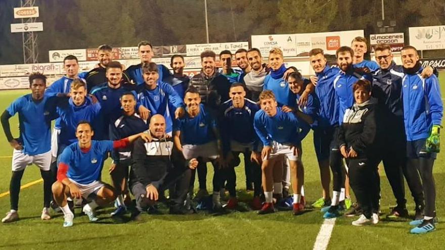 Diego Pablo Simeone, técnico del Atlético de Madrid, con el Sant Rafel