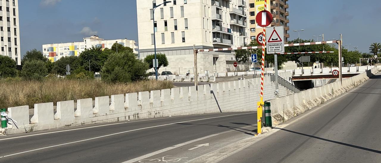 En las vallas han colocado elementos reflectantes y señales de prohibición.