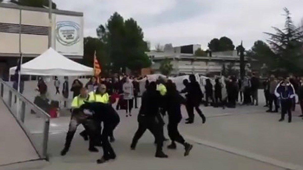 Momento en que unos encapuchados se enfrentan a vigilantes de la UAB que protegían una carpa constitucionalista, el 11 de diciembre del 2019