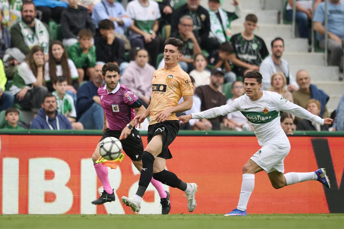 Lucas Cepeda of Elche CF competes for the ball with Jose Luis Garcia Pepelu of Valencia CF during the Spanish League, LaLiga EA Sports, football match played between Elche CF and Valencia CF at Estadio Manuel Martinez Valero on April 11, 2026 in Elche, Alicante, Spain. AFP7 11/04/2026 ONLY FOR USE IN SPAIN. Francisco Macia / AFP7 / Europa Press;2026;SPAIN;SPORT;ZSPORT;SOCCER;ZSOCCER;Elche CF v Valencia CF - LaLiga EA Sports