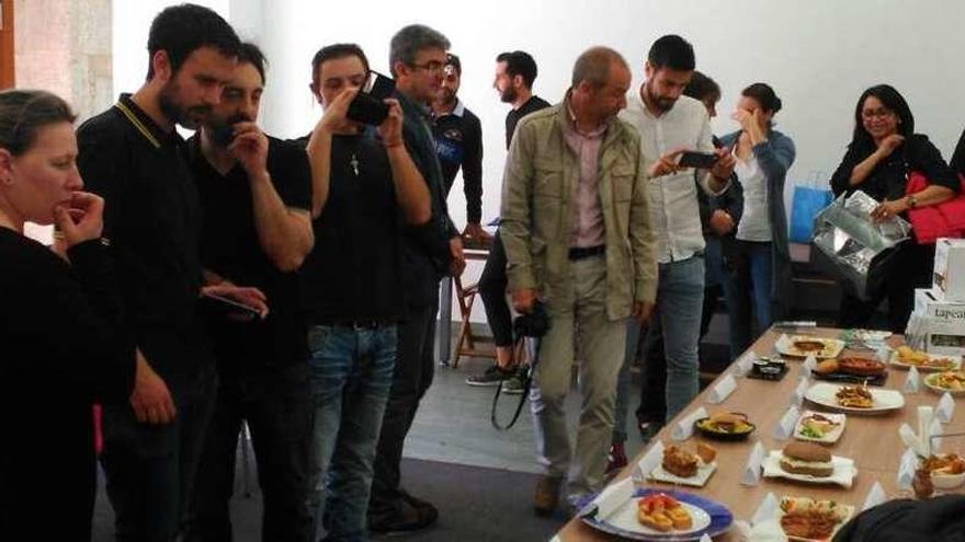 El alcalde guardés, Antonio Lomba, y algunos de los hosteleros contemplan la mesa con las tapas para la presentación, ayer. // D.B.M.