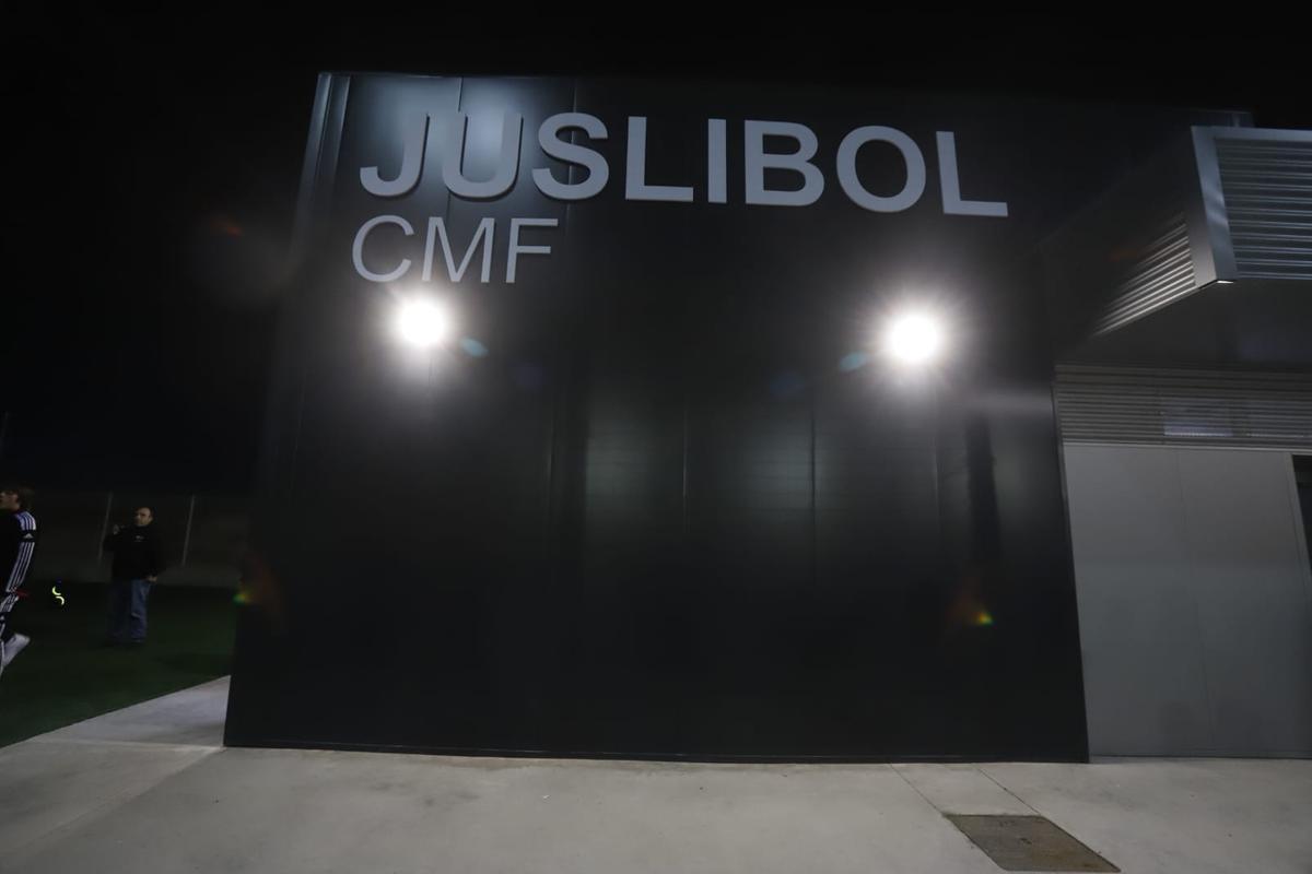 La alcaldesa Natalia Chueca, Iván Azón, Marc Aguado y Pau Sans inaguran los nuevos vestuarios de la UD Amistad