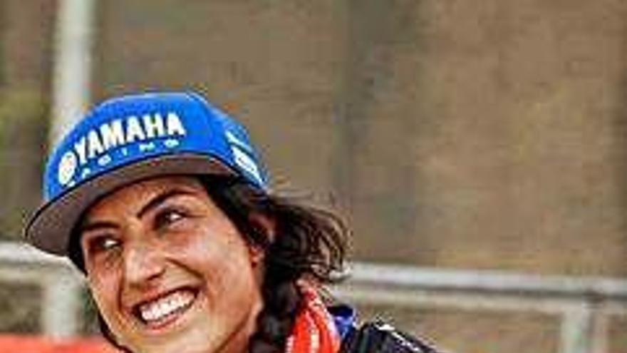 Sara García, sonriente sobre su Yamaha en el Dakar 2019.