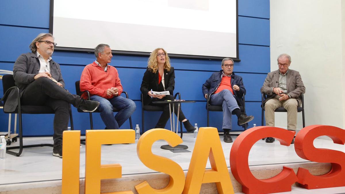 Participantes en la mesa redonda del IESA.