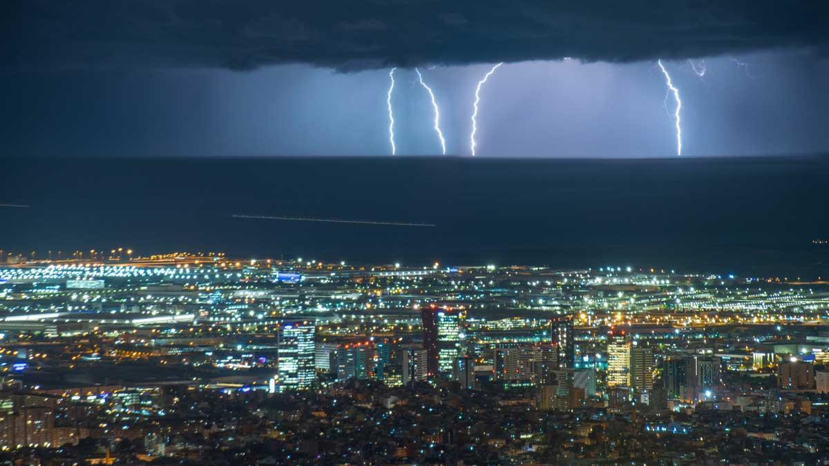 Rayos sobre el mar, frente a Barcelona, el 4 de noviembre