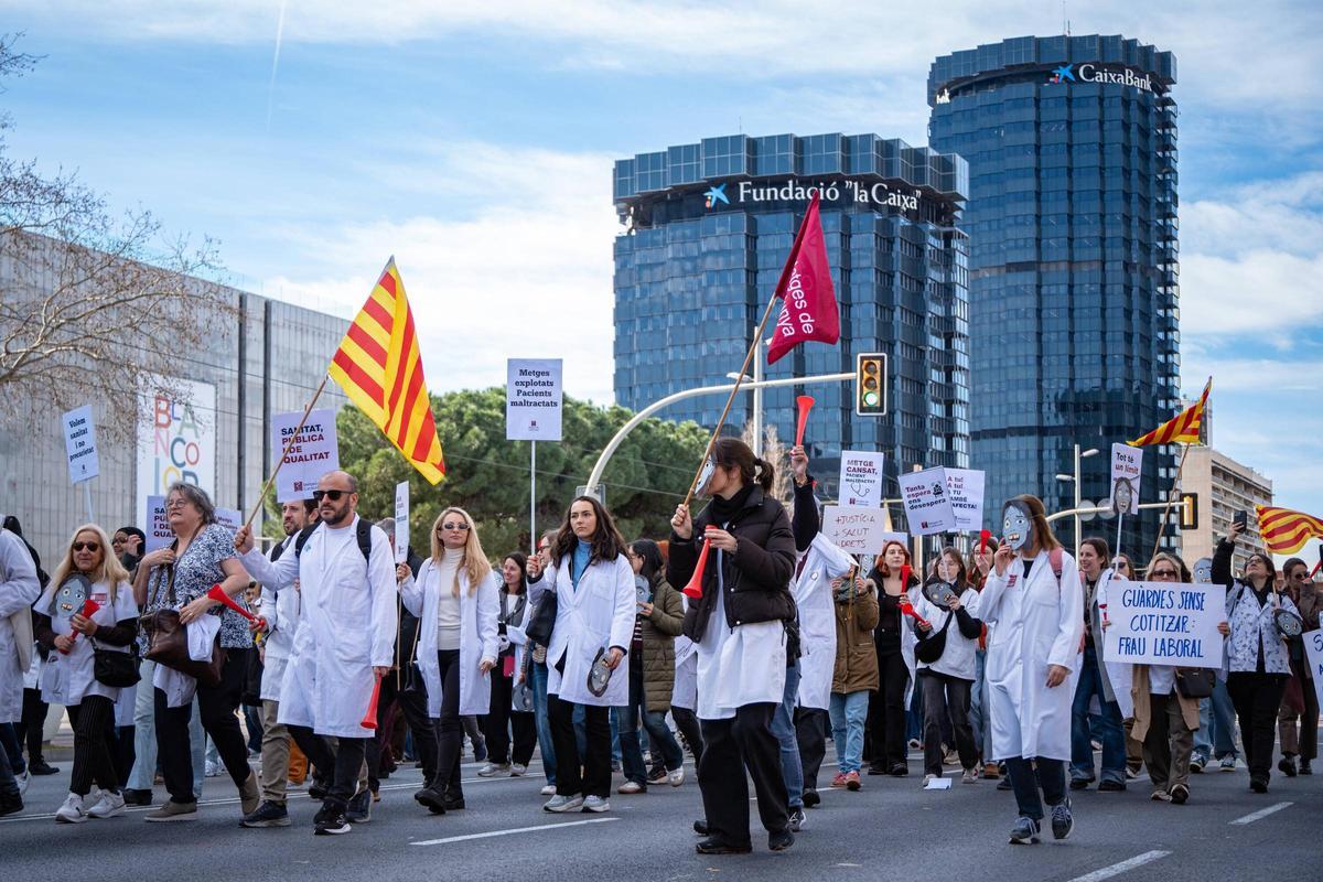 Los médicos en huelga cortan la Diagonal este viernes en un momento de la manifestación.