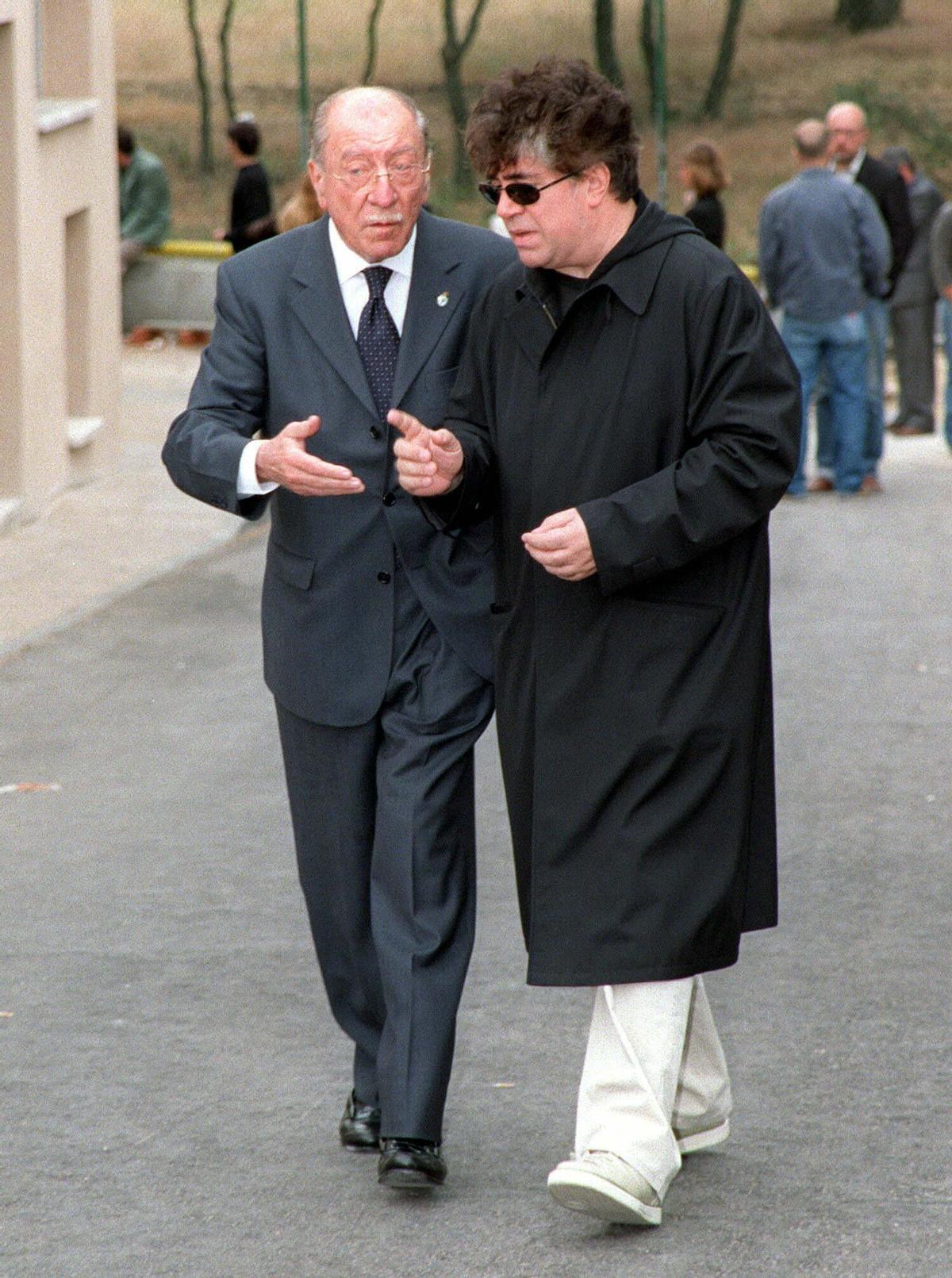 Vizcaíno Casas y Pedro Almódovar en el entierro de Carlos Berlanga.