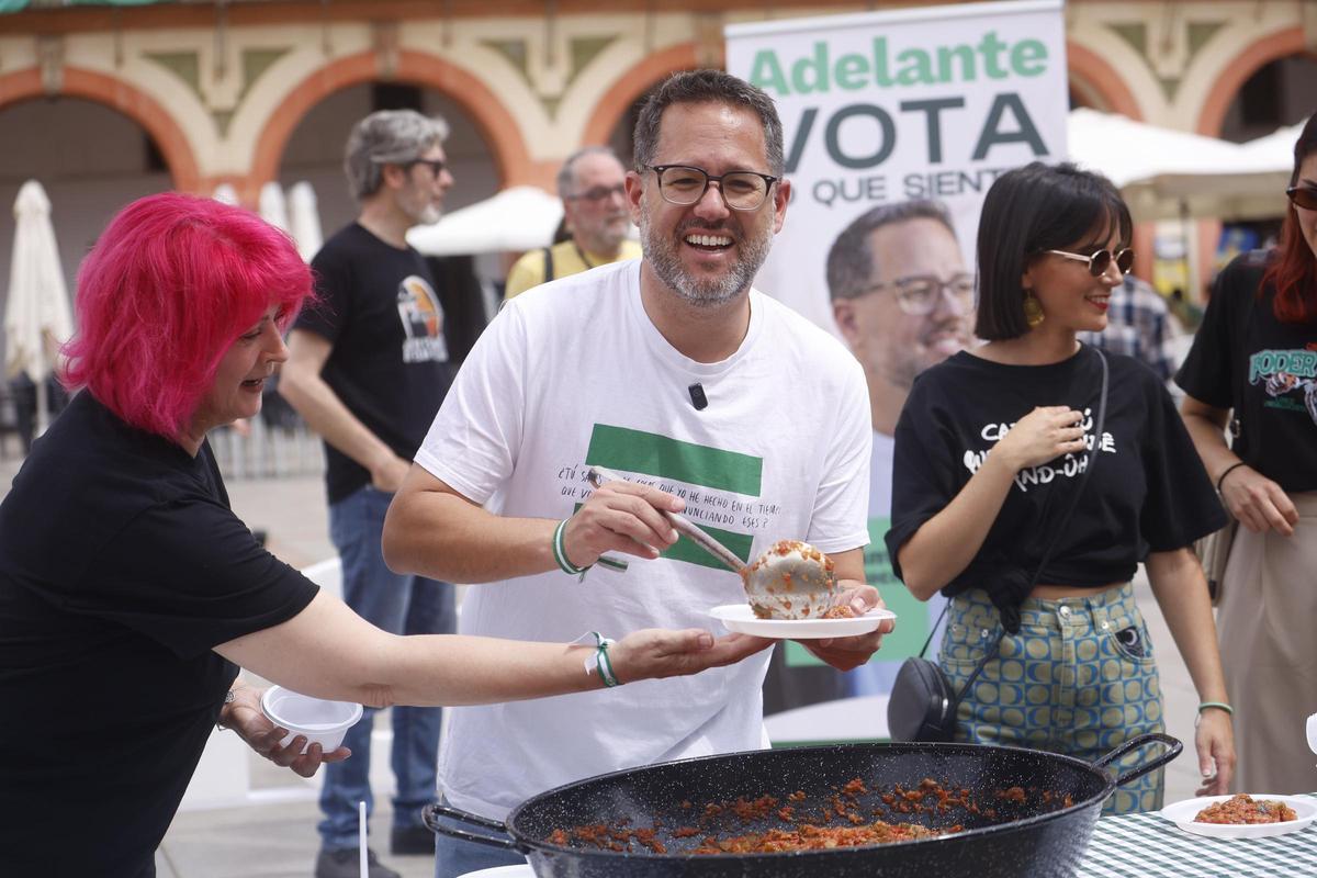 Adelante Andalucía sirve pisto y salmorejo para reivindicar los comedores escolares públicos
