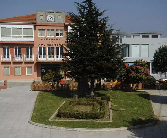 Multa de 1.806 euros a un vecino de Oza-Cesuras por insultar en Facebook a un concejal