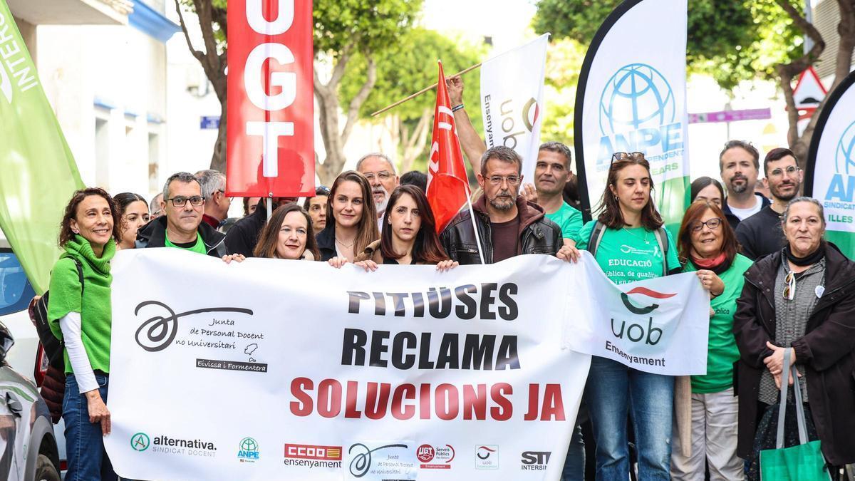 Las imágenes de la concentración de docentes en Ibiza