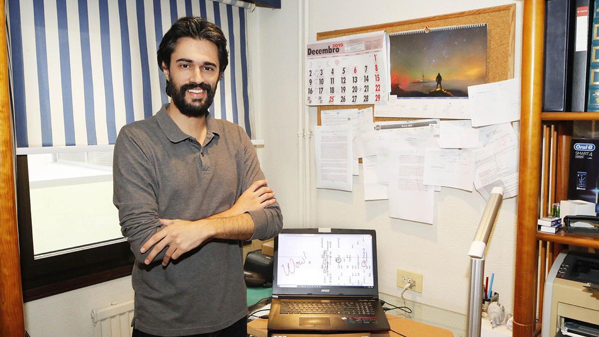 El joven vigués Alberto Caballero, en su espacio de trabajo