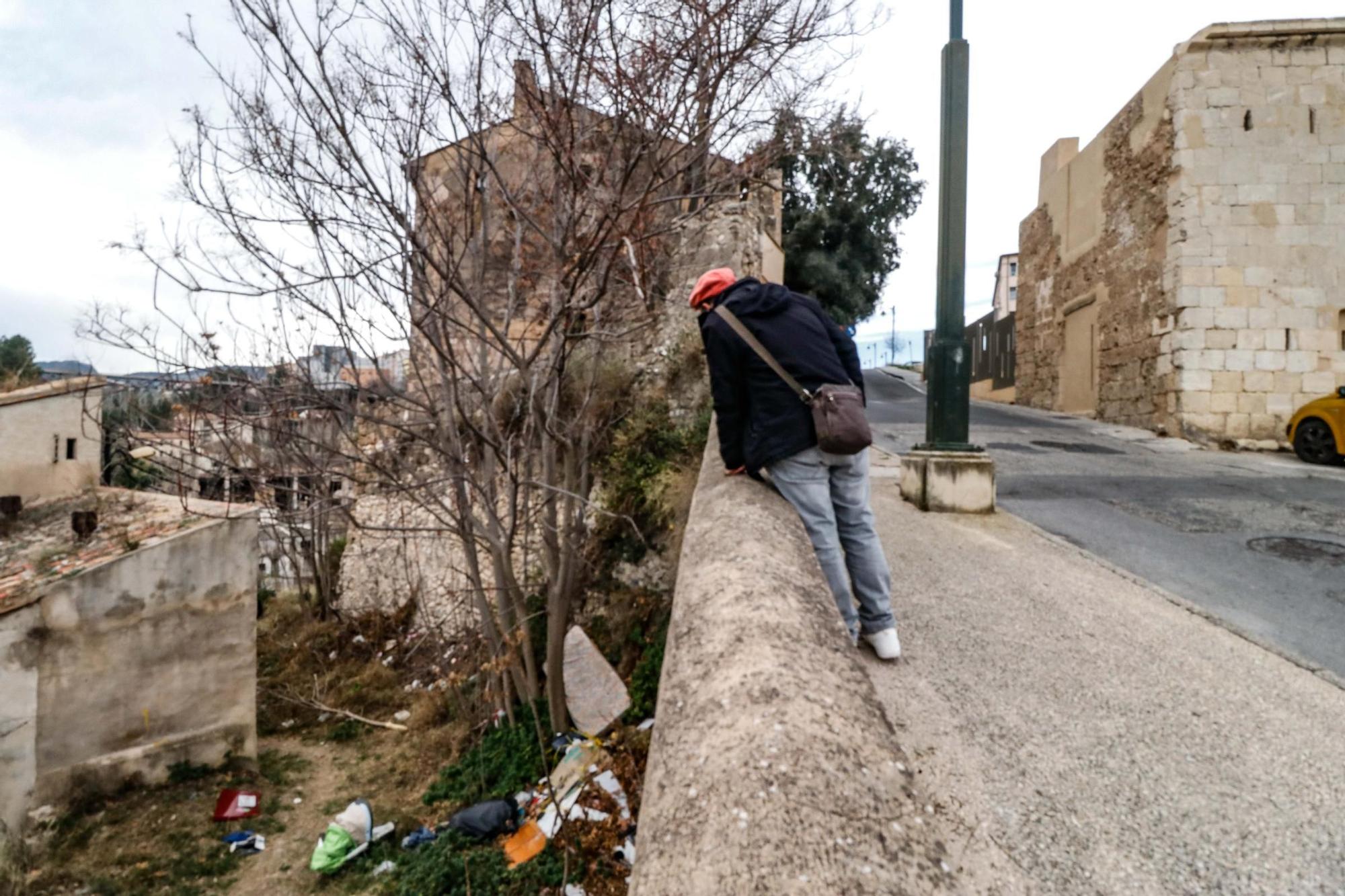 Se amontona la basura en el barrio de Algezares de Alcoy, junto a la Torre-Portal de Cocentaina