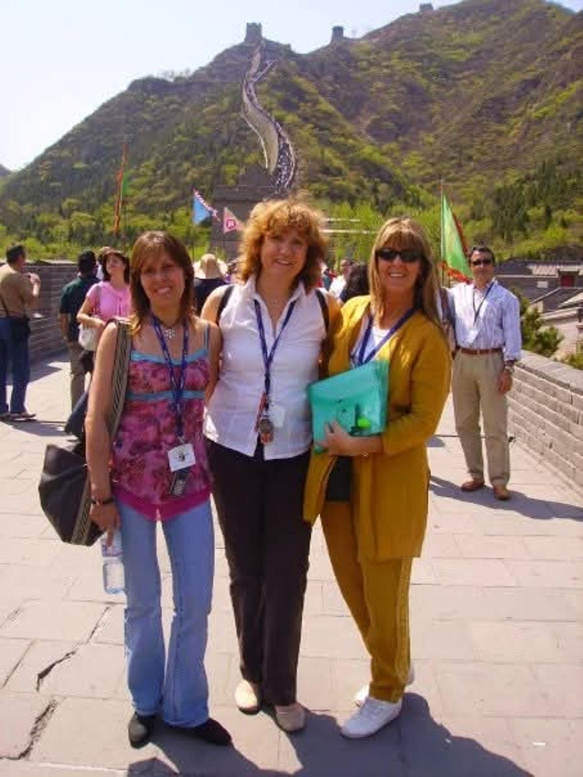 La guia castellonina amb dues companyes a la muralla xinesa, a Pequín.