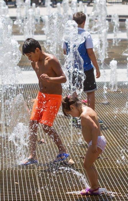 El calor aprieta aún más en el litoral aunque da un mínimo respiro en el interior.