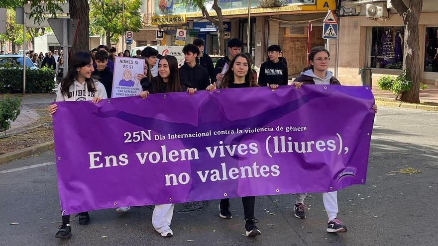 Foto de la marxa d'este dimarts en la Vall d'Uixó pel 25N.