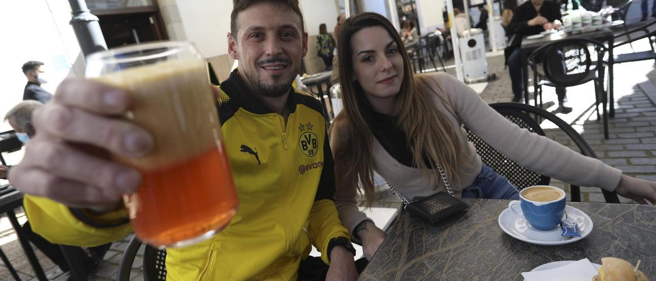 Aurelio Suárez brinda junto a Carmen Martín, en la terraza de La Biblioteca, en Avilés.