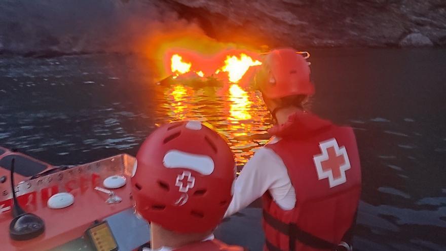 Un voluntario de Cruz Roja rescató a los ocupantes del barco en llamas en Águilas