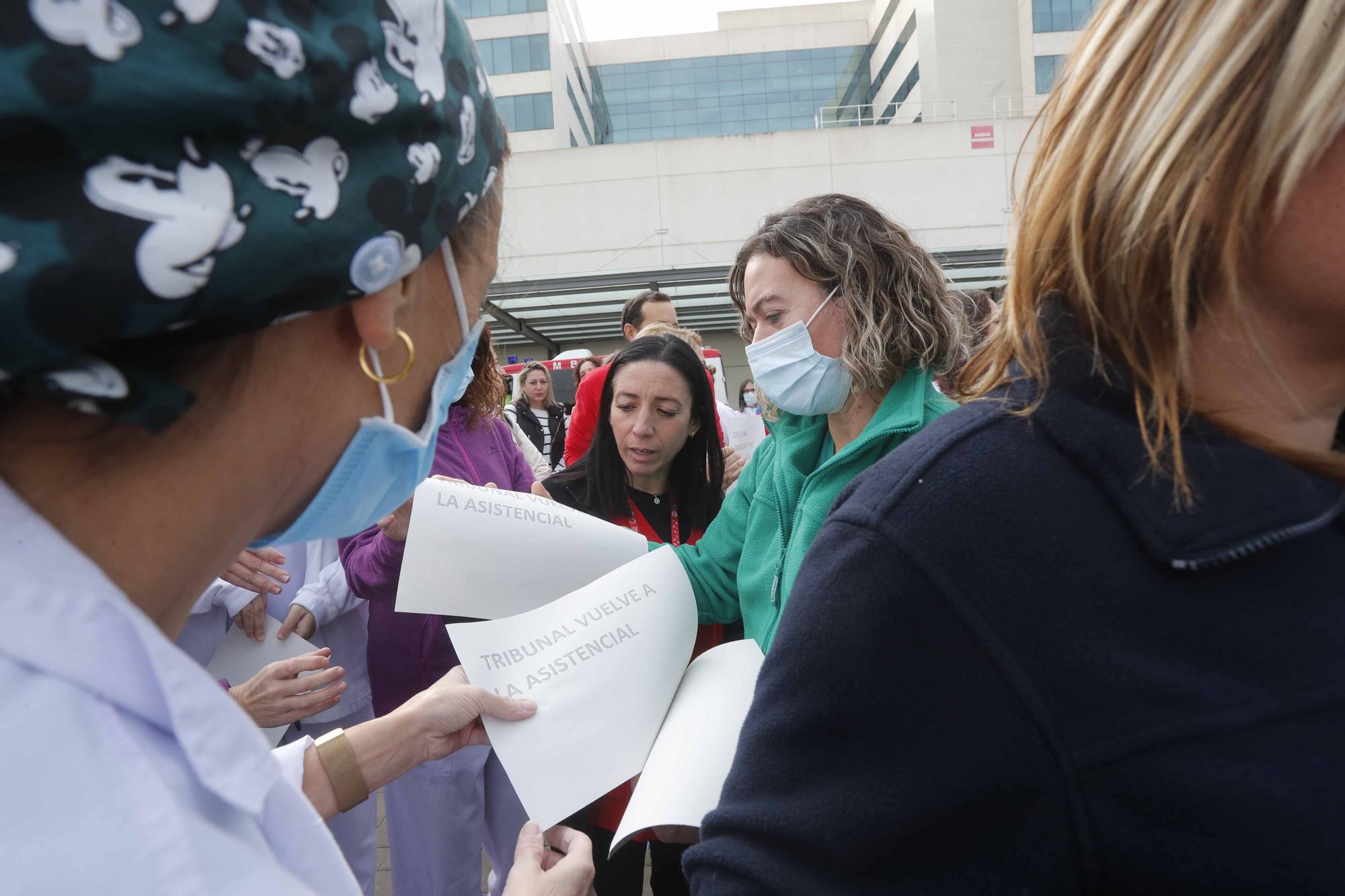 Los sanitarios se manifiestan a las puertas de La Fe por las oposiciones