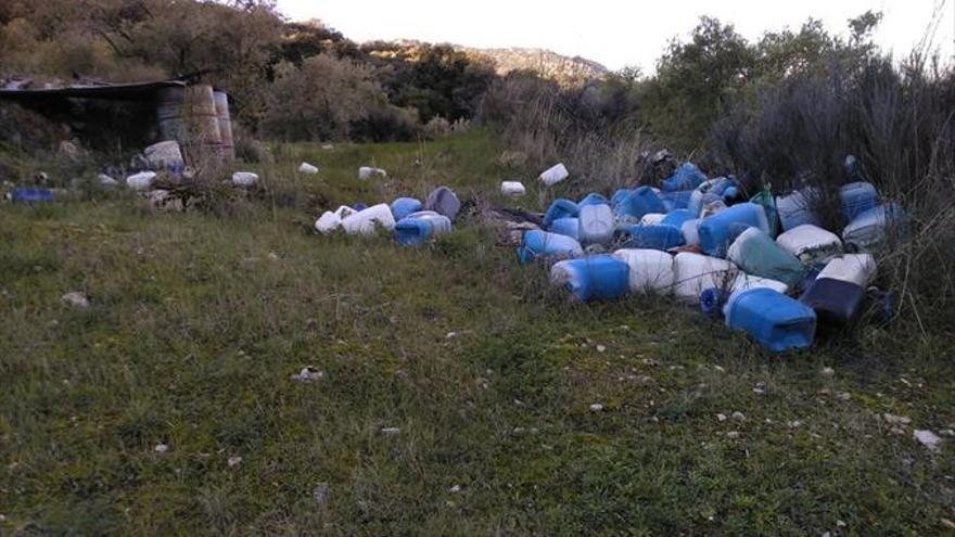 Denuncian el abandono de botes de fitosanitarios en la Subbética