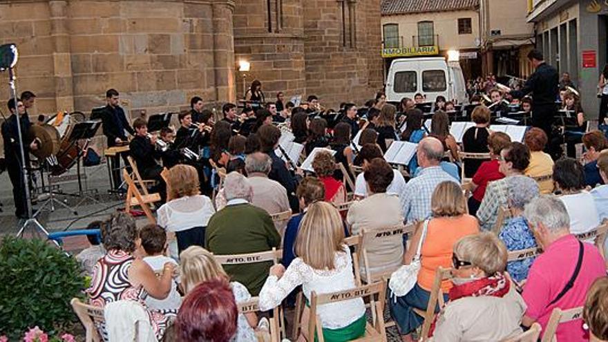 Actuación de la Banda «Maestro Lupi» en Santa María por el 1.100 Aniversario del Reino de León