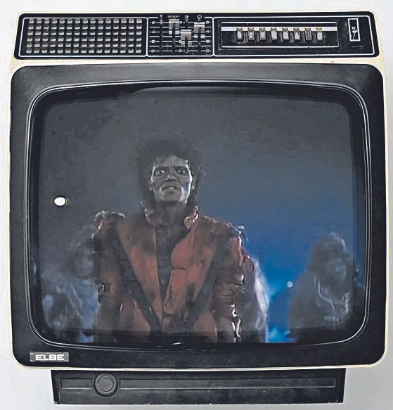 Una televisión con el videoclip de &#039;Thriller&#039;.