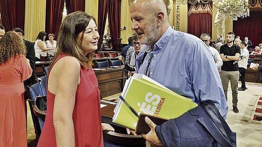 Armengol y Miquel Ensenyat, portavoz de MÃ©s, dialogan en el Parlament.