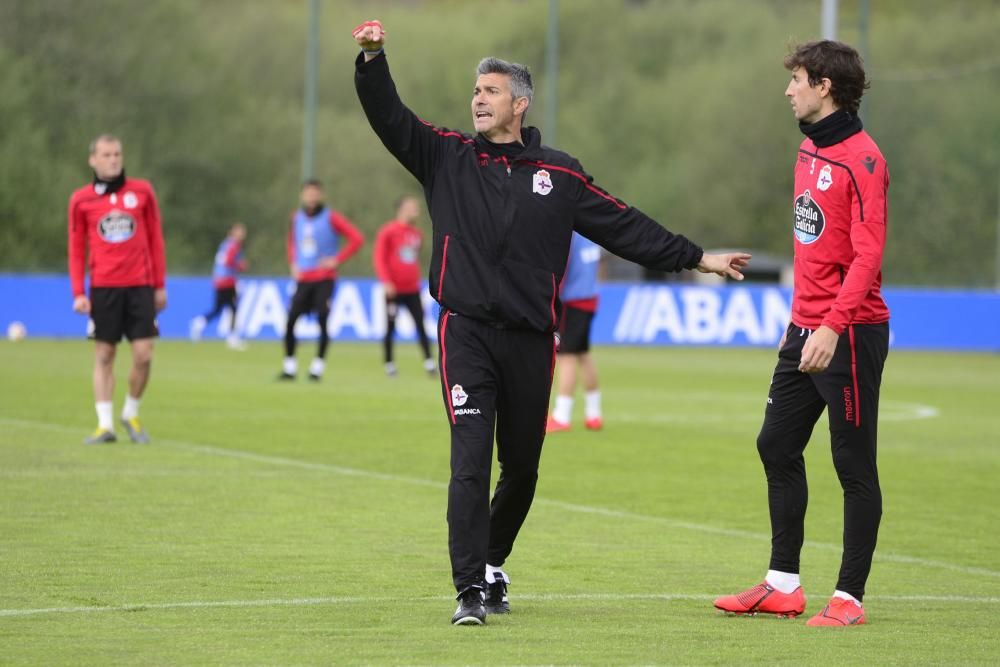 El nuevo entrenador Pablo Martí dirige un entrenamiento con ejercicios ofensivos y partidos en espacio reducido de alta intensidad.