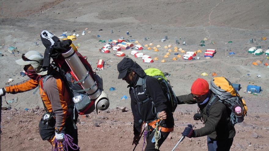 Los montañeros Rosa Fernández e Indalecio Blanco inician la ascensión al Aconcagua