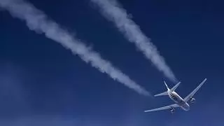 La AEMET emite un tajante mensaje sobre "los aviones que fumigan para que no llueva"