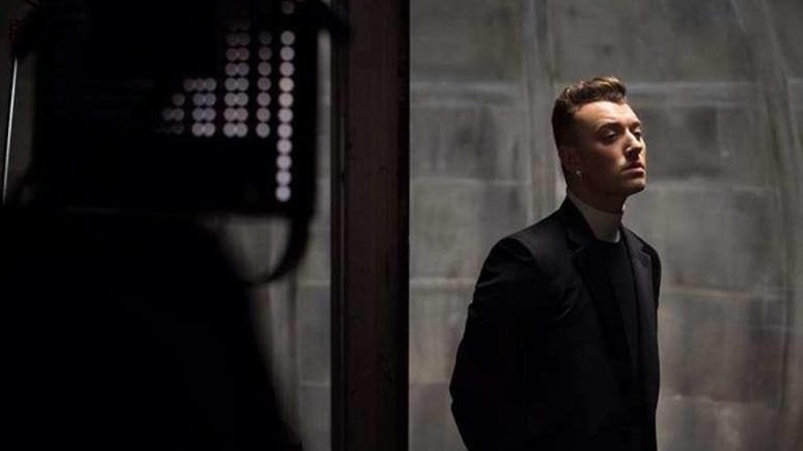 El cantante Sam Smith, modelo de una colección de Balenciaga.