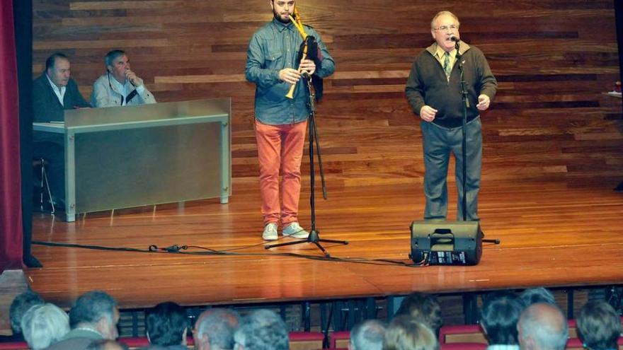 Corsino Llaneza, la semana pasada, con Pablo Carrera a la gaita, en el concurso &quot;Cuenca del Nalón&quot;.