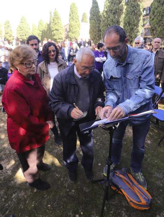 Entrega de los restos de los fusilados por el franquismo a sus familiares, en Paterna